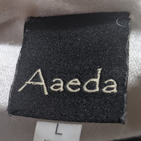 Super soft White and Black Assymetrical Sweater Size large - Picture 2 of 2